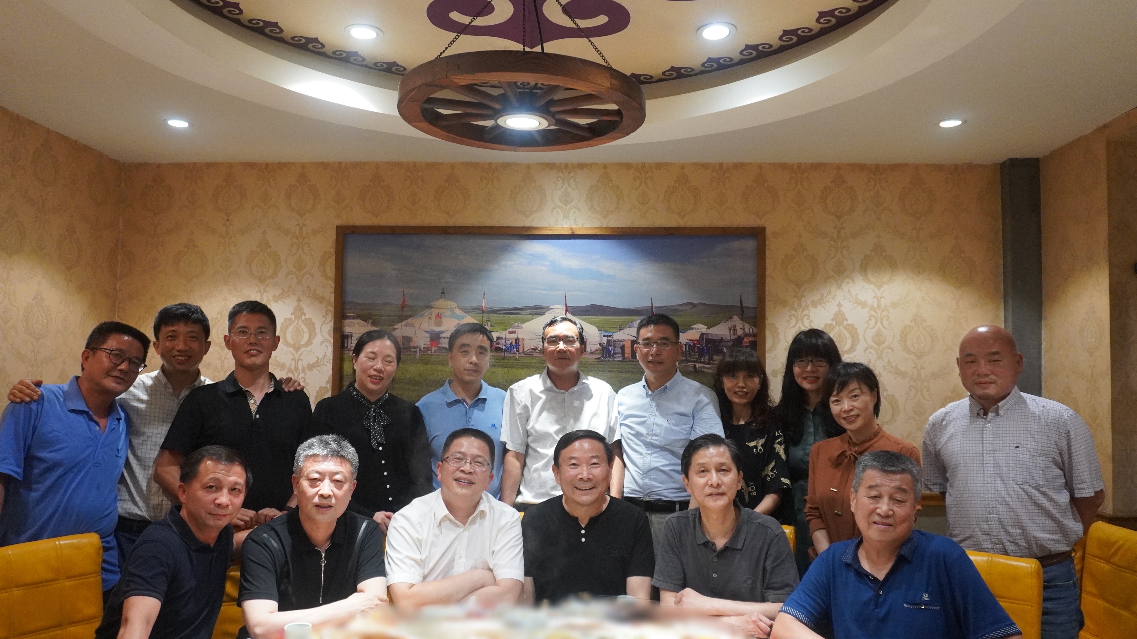 威海校友会会长毕明君、副会长杨永勋、秘书长刘建科等分别召集各地校友代表共40余人参加座谈。陈柳裕代表
