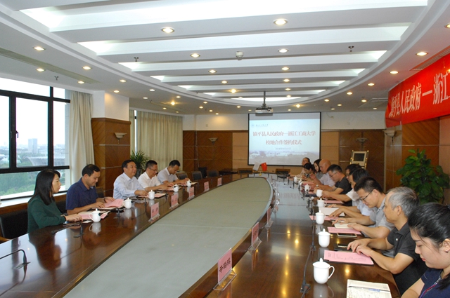 我校与河南镇平县人民政府签订校地合作协议